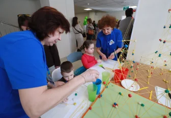 Башни из макарон строят малыши на конкурсе «ТехноУмик» в Новосибирске
