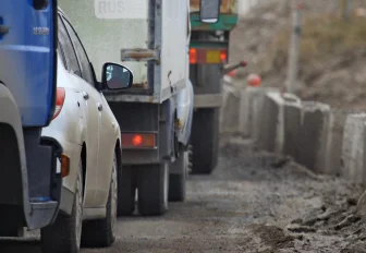 Проезд большегрузов ограничат в регионе с 10 апреля