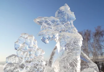 Морских чудовищ и пиратскую таверну отлили изо льда на набережной Оби