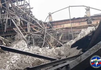 Крыша склада обрушилась на Трикотажной в Новосибирске