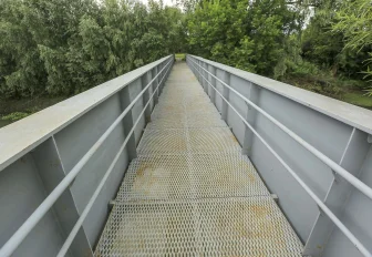 Освещение смонтируют на двух пешеходных мостах через речки в Новосибирске