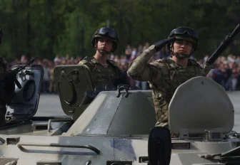 Крупный парад в честь 80-летия Победы прошёл в Новосибирске: фоторепортаж