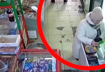 Укравшую картхолдер женщину в светлом пальто разыскивает полиция