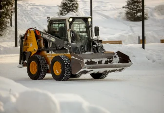 Погрузчики и снегоплавилка: как убирают в парках Новосибирска этой зимой