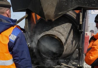 Дорожная кухня: как варят асфальт для выбоин в Новосибирске