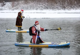 Афиша выходных: симфонический бал, заплыв на сапах и гонки на льду