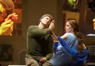 Технологичный спектакль «Солярис» с рукой-роботом показал «Красный факел»