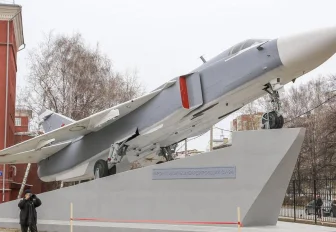 Легендарный самолёт Су-24 установили возле вуза в Новосибирске
