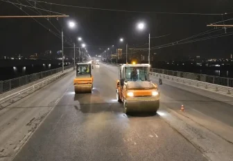 На Октябрьском мосту заменили более 13 000 квадратных метров асфальта