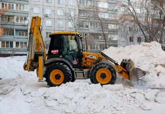 Тротуары и дворы Дзержинки перед оттепелью расчищают до асфальта