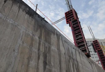 Для двух блоков «ЯШколы» в Новосибирске сделали фундамент