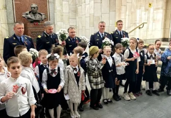 Первоклашки раздали пассажирам новосибирского метро самодельные открытки