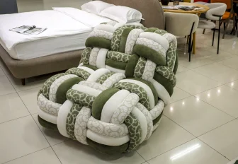 Цепляется глаз: плетёное кресло-клубок создали новосибирцы