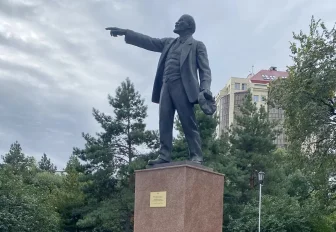 Первый в Новосибирске памятник Ленину отремонтировали в сквере Водник