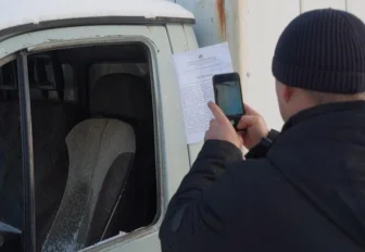 Долой «подснежники»: машины без номеров и стёкол увозят на штрафстоянку