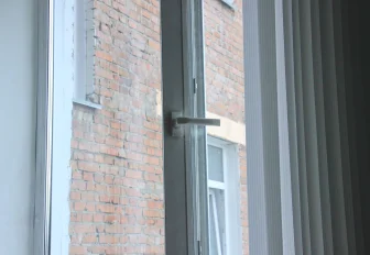 Как уберечь ребёнка от падения из окна