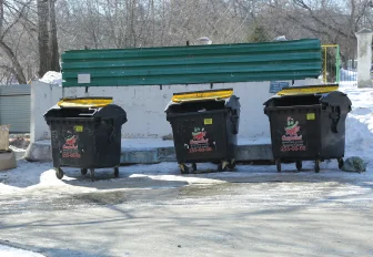 Власти районов помогают очищать проезды для мусоровозов в Новосибирске