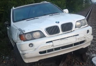 Брошенный BMW нашли на железнодорожных путях под Новосибирском