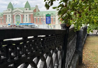 Повреждённое ограждение в Театральном сквере восстановят до конца сезона
