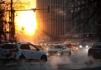 «Крепитесь, люди. Скоро лето»: атмосферные фото морозного Новосибирска