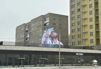 Огромный космонавт выглянул из новостройки в Новосибирске