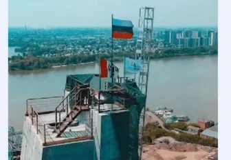 Флаг России подняли на 114 метров в Новосибирске 12 июня