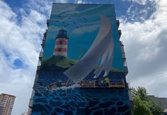 Огромный маяк появился на фасаде девятиэтажки в центре Новосибирска