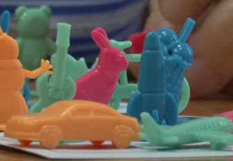 Игры пожилых: мелкую моторику развивают в кабинете здоровья