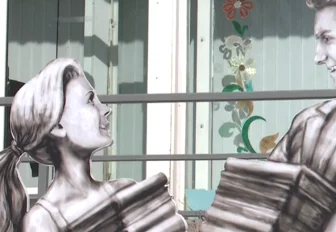 Арт-объект «Читающий район» появился в карманном парке на Колхидской