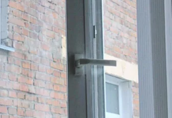 Как уберечь ребёнка от падения из окна