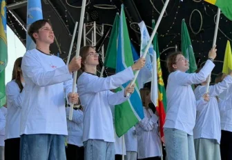 Линейка Первых прошла на Михайловской набережной Новосибирска