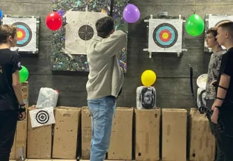 Участник СВО из-под Новосибирска научил молодёжь стрелять из лука