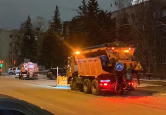 Лёд на тротуарах в центре Новосибирска успели вскрыть до похолодания