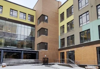 Четырёхэтажную школу с витражным входом достроили в Дзержинском районе