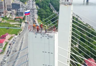 В Новосибирске на 114-метровую высоту подняли государственный флаг России