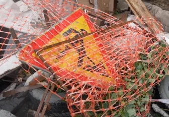 Огромная яма с кипятком возникла в асфальте на улице Станиславского