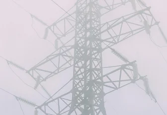 Парус для сноукайтинга намотало на провода ЛЭП в Новосибирске