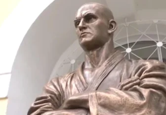 Бюст сурового самбиста установили у Дома офицеров в Новосибирске