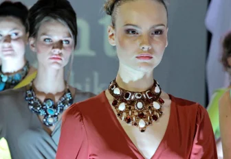 Под знаком огненной лошади: в чём встречать Новый год — советы стилиста