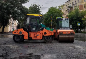 Мэр потребовал оперативно завершить ремонт дороги и тротуаров на Урицкого