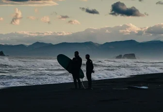 На гребне волны: новосибирский фотограф снял с дрона сёрферов на Камчатке