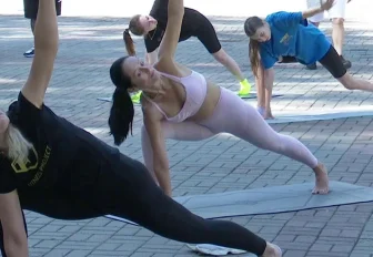 Глубже, чем фитнес: выполнять асаны учат в Берёзовой роще