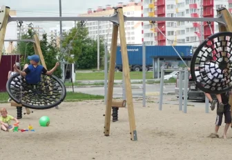 Детскую площадку с качелями-корзинами открыли в «Матрёшкином дворе»