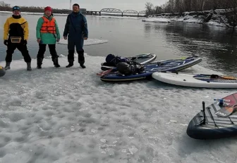 «Приятная разминка»: новосибирские экстремалы объяснили заплыв на льдине