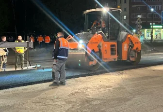 Успеть до конца лета: как улицу Выборную по ночам закатывают в асфальт