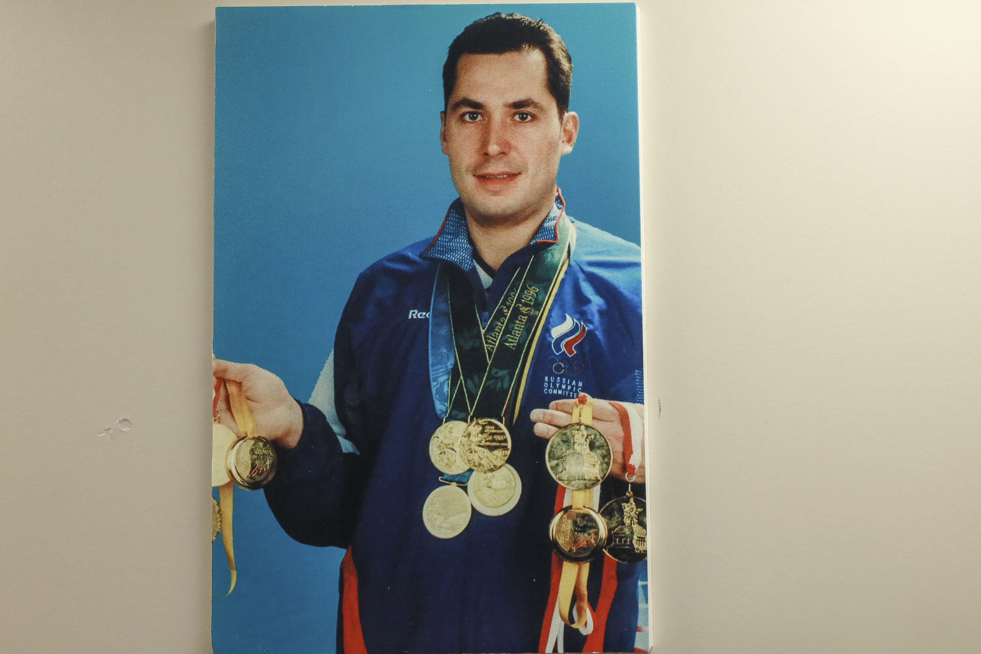 Станислав Поздняков с олимпийскими медалями (снимок из коллекции Музея Олимпийской славы)