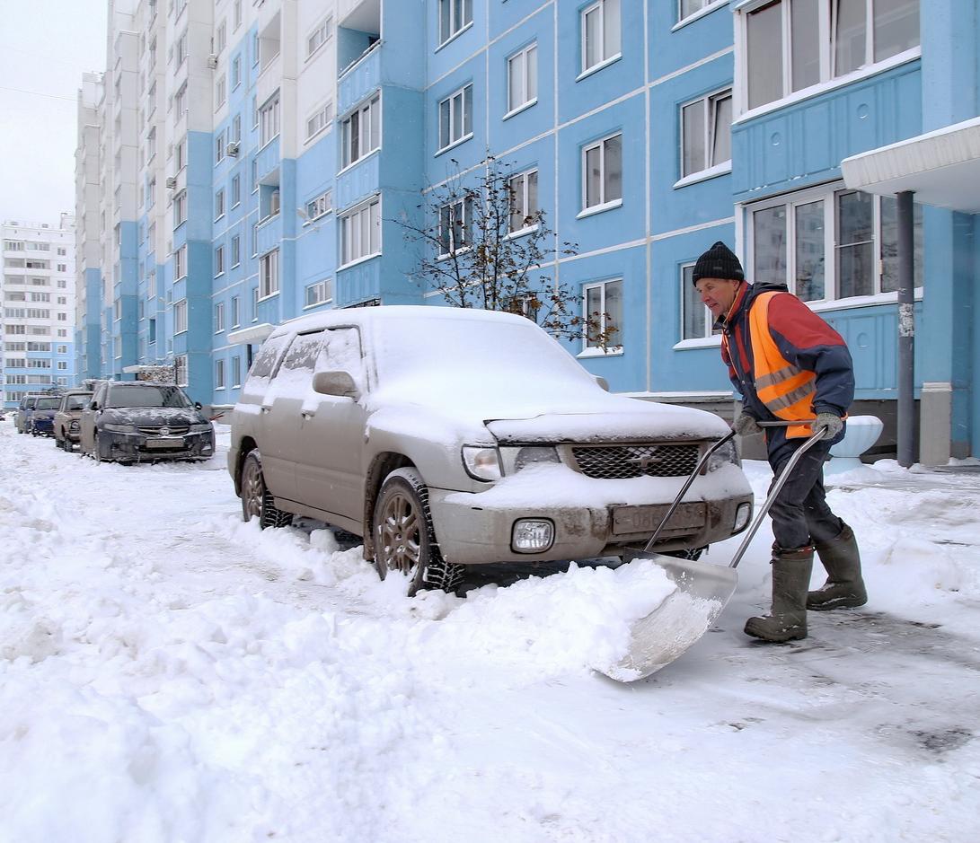 Двор не чистят от снега — куда обращаться жителям Новосибирска