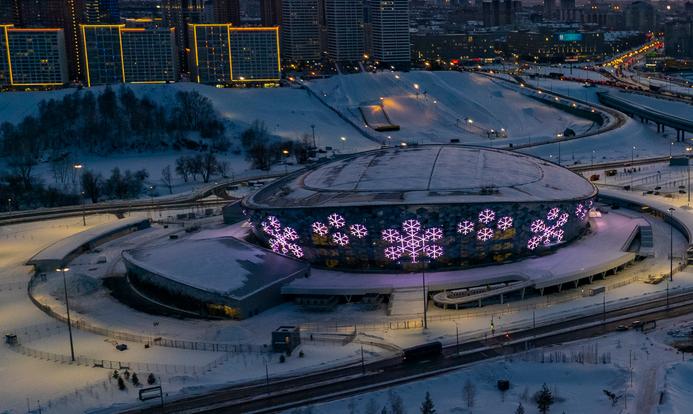 Огромными снежинками подсветили фасад новой ледовой арены в Новосибирске