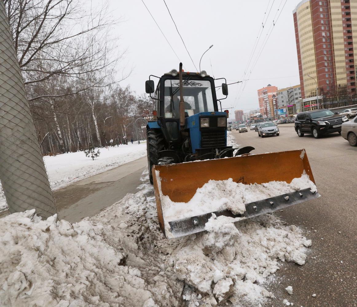 Какая техника очищает дороги в Новосибирске