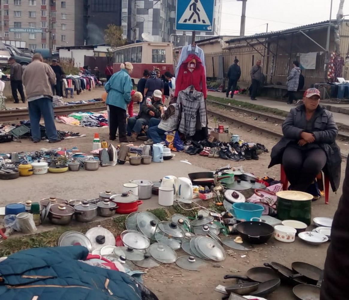 Продам рынок новосибирск. Блошиный рынок в Новосибирске ДК Чкалова. Блошиный рынок в Новосибирске Ленинский. Стихийный рынок. Блошиный рынок в Новосибирске Березовая роща.